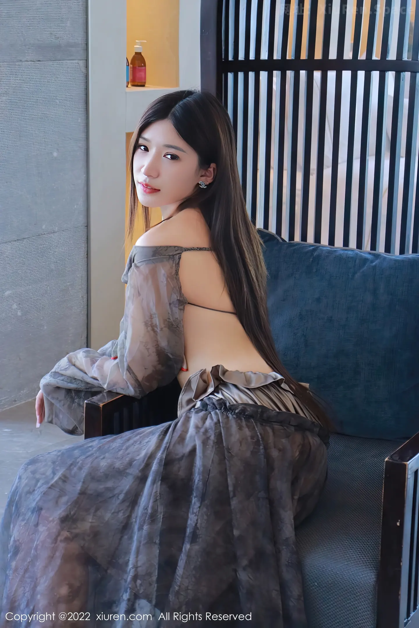 图片[3]-[XiuRen秀人网] VOL.5857 模特hebe韩心雨暗灰色上衣配性感长裙露丁字裤秀翘臀诱惑写真50P-秀人网官方网站